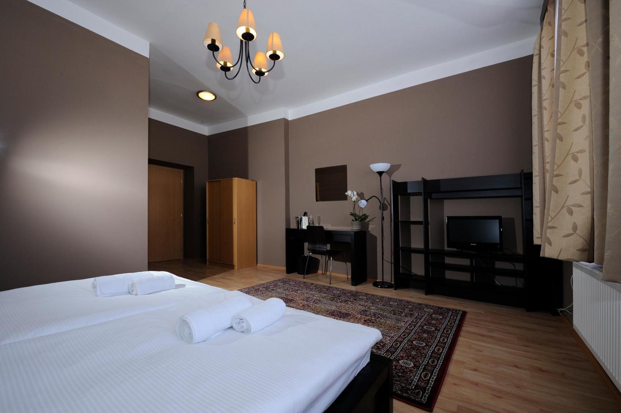 Hotel Zlata Stika ปาร์ดูบิตเซ ภายนอก รูปภาพ